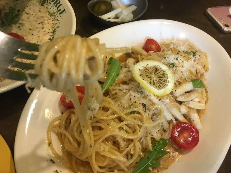 Moist, softly coiled garlic squid oil pasta noodles