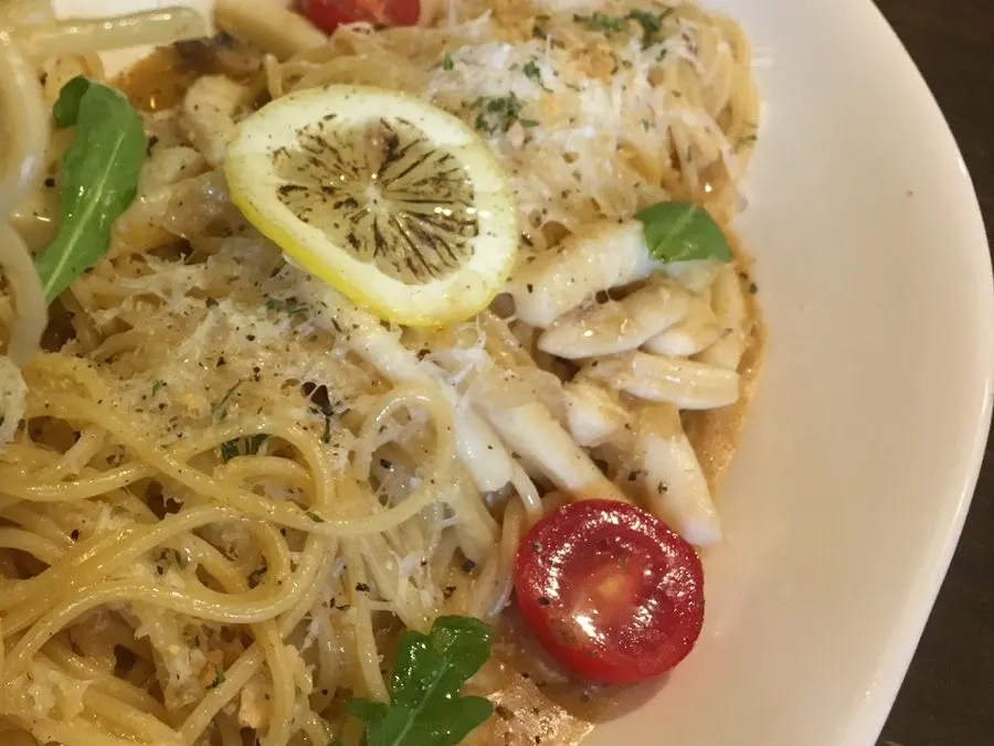 A plate of oil pasta with well-balanced seasoning
