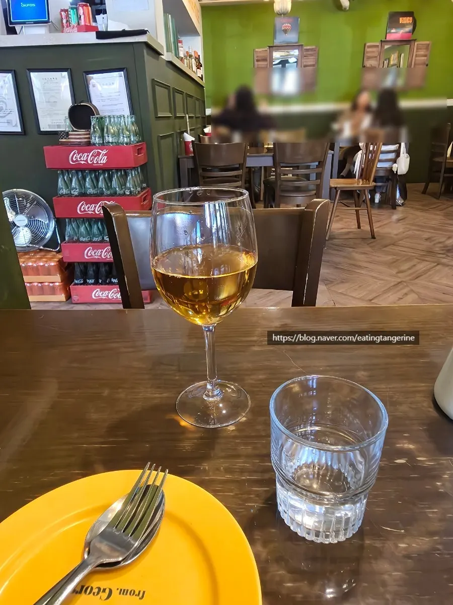 먼저 나온 오렌지 와인 한 잔