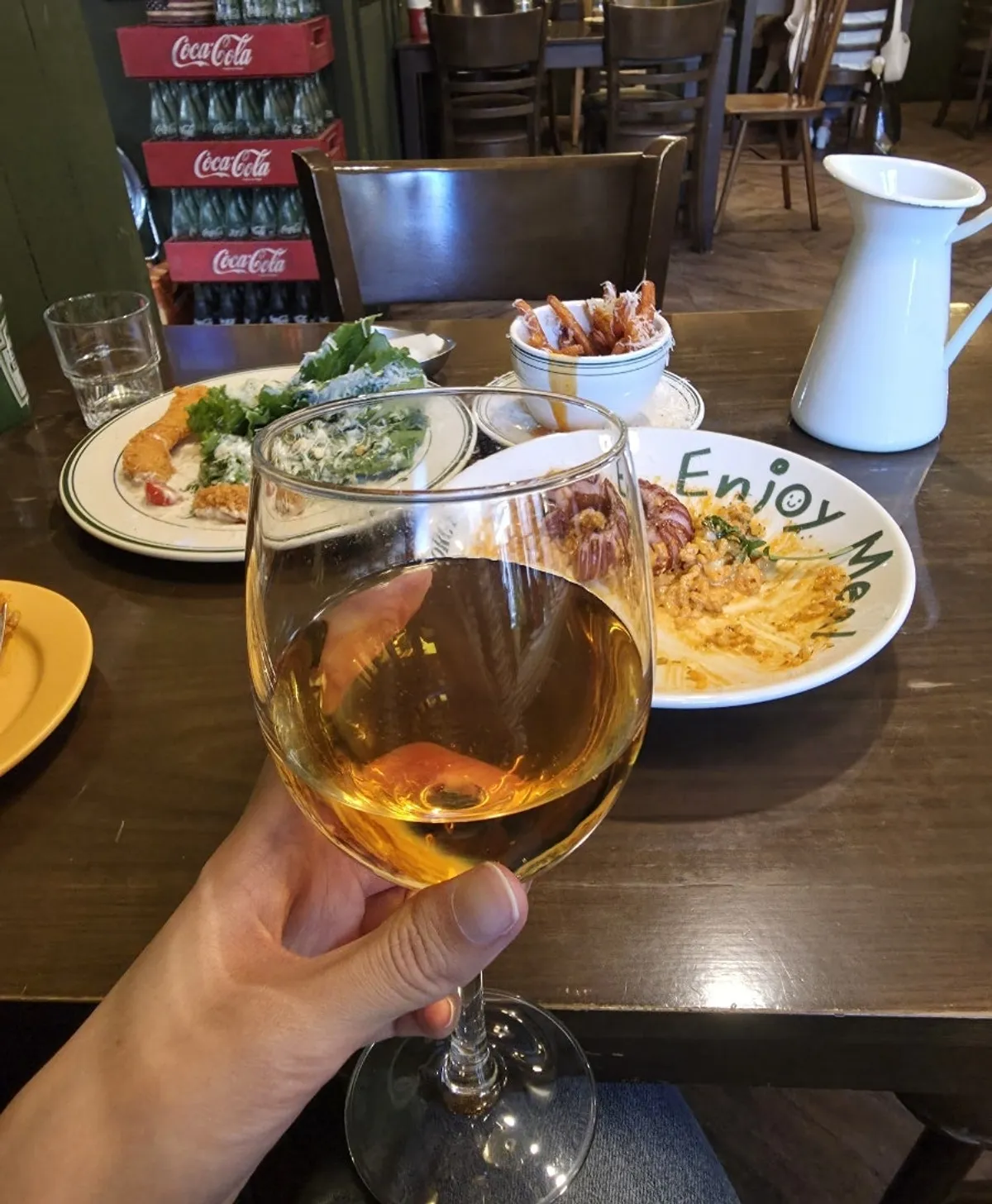 음식과 함께 놓인 오렌지 와인 잔