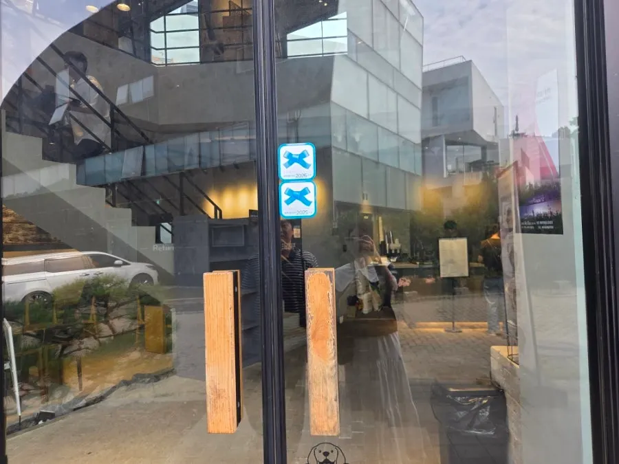 Blue Ribbon mark visible at the Heuksadang entrance