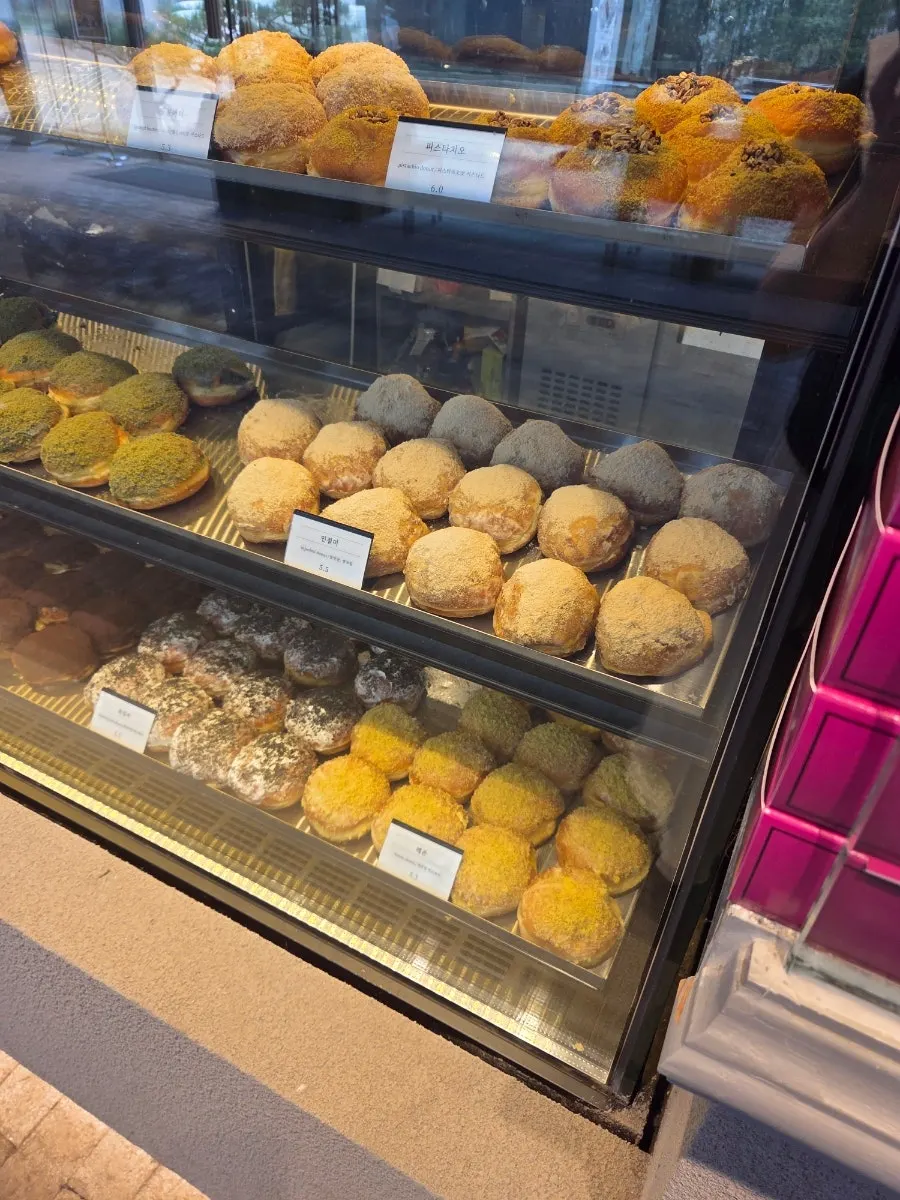 Close-up of donuts arranged in the Heuksadang showcase