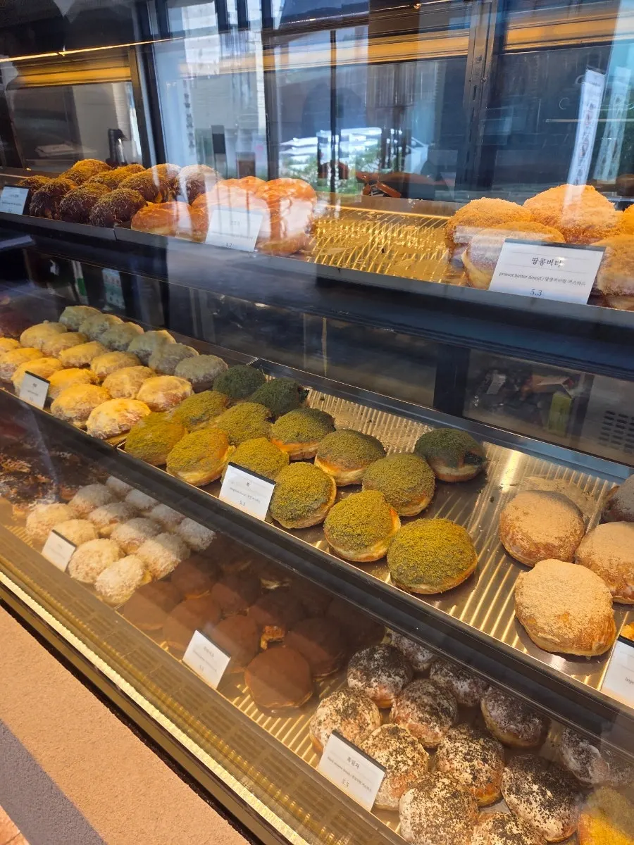Handmade donuts arranged by type at Heuksadang