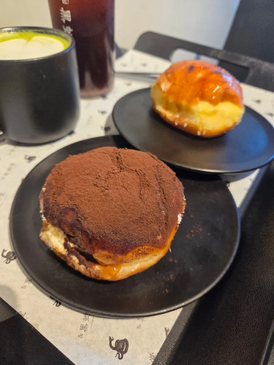 Cross-section of Heuksadang's cream-filled tiramisu donut