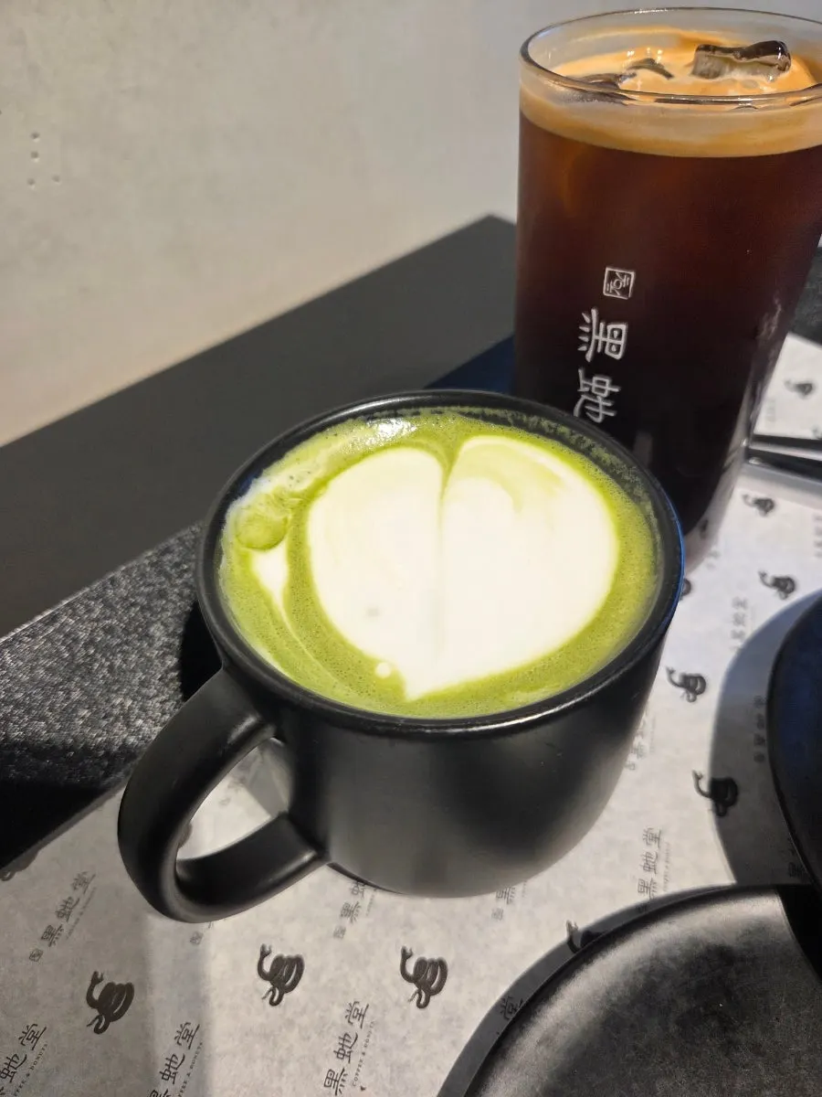 Table setting with matcha latte, americano, and donuts at Heuksadang