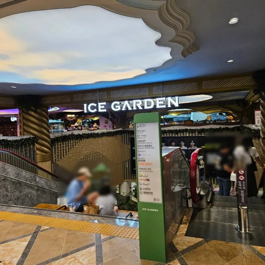 Lotte World passage with the Ice Garden sign visible