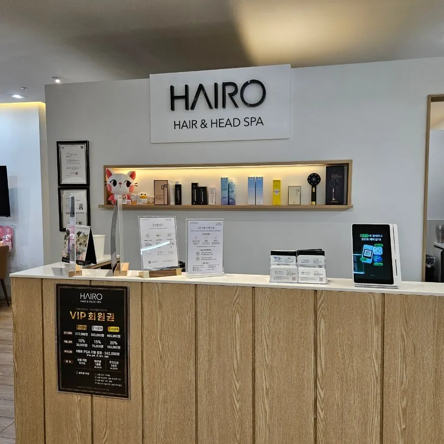 Sign showing the salon's hours, open until 8 PM