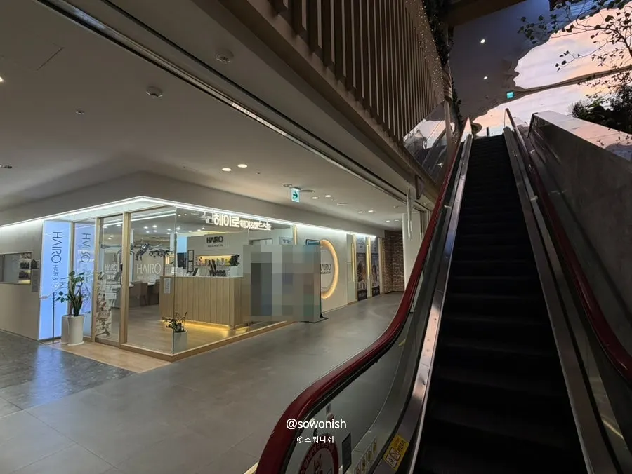 Path down to Ice Garden, basement level 3 of Zeta Plex, Lotte World Mall
