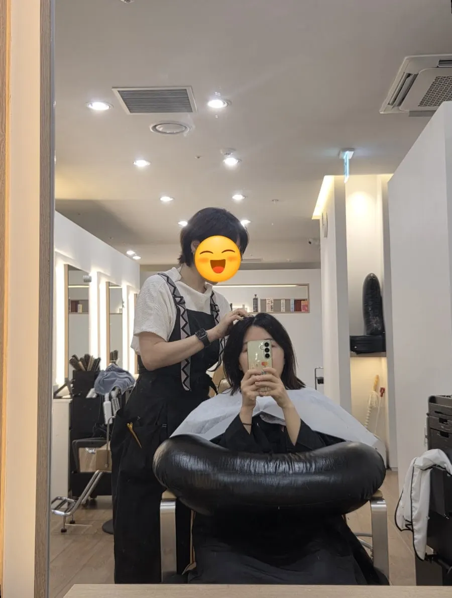 두피 촬영 상담을 받는 모습