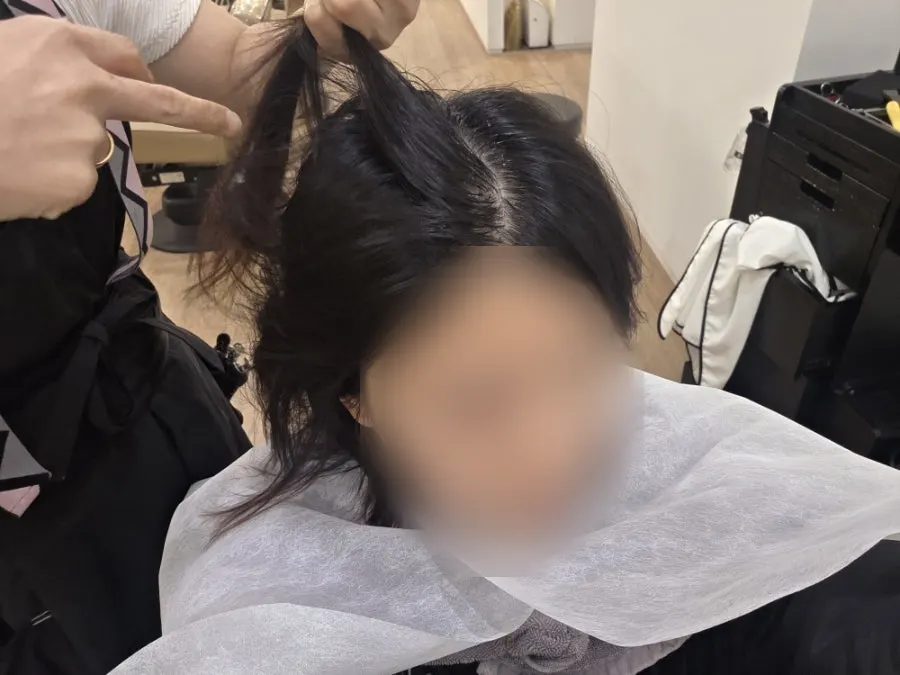 두피에 헤드스파 약제를 도포하는 과정