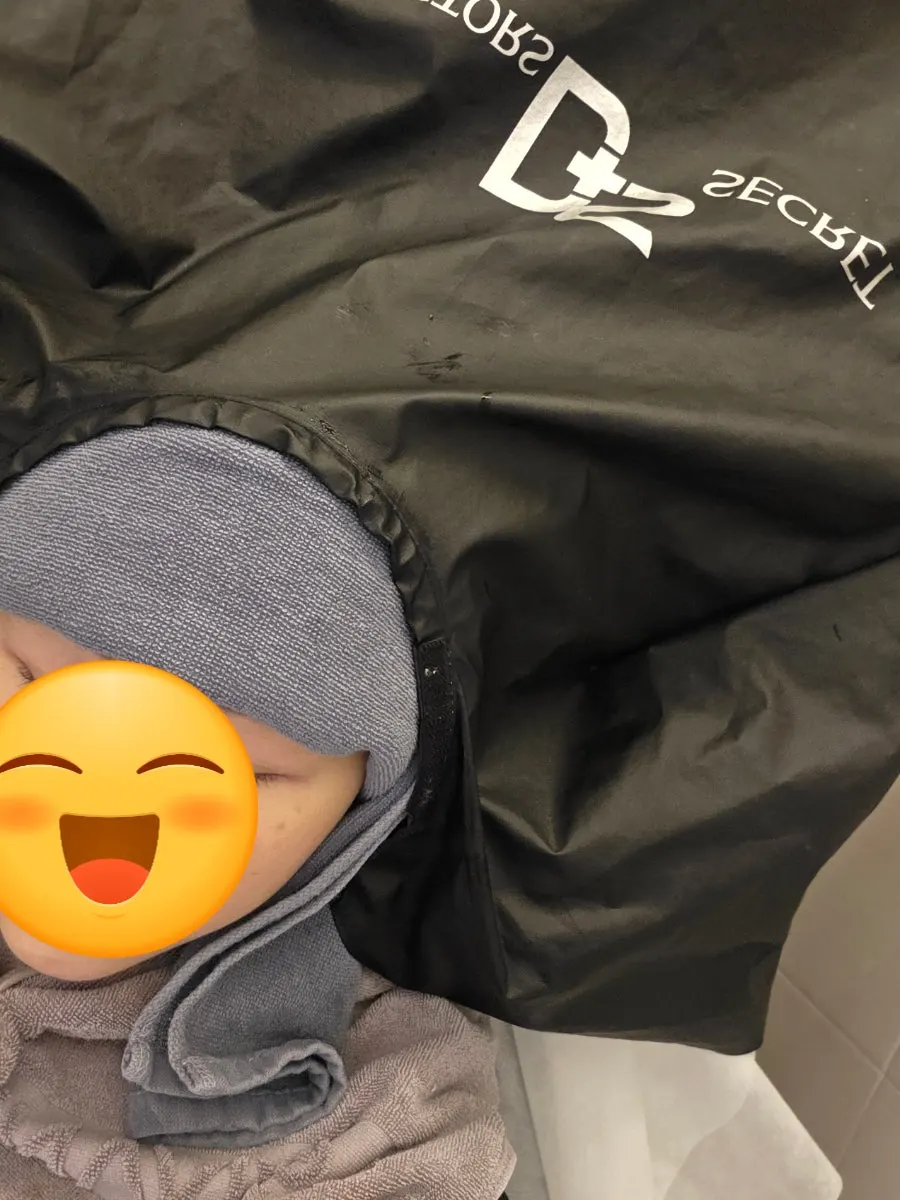 풍성한 거품으로 두피 각질을 씻어내는 샴푸