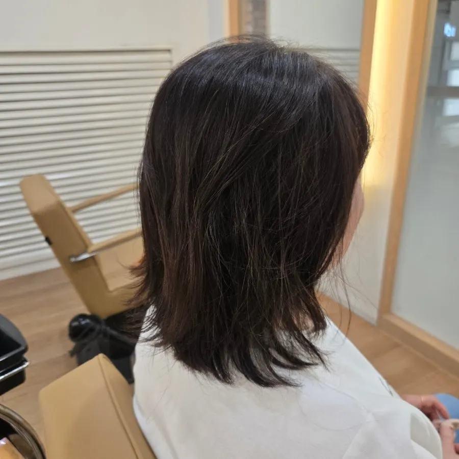 모발 상태 상담을 받는 모습