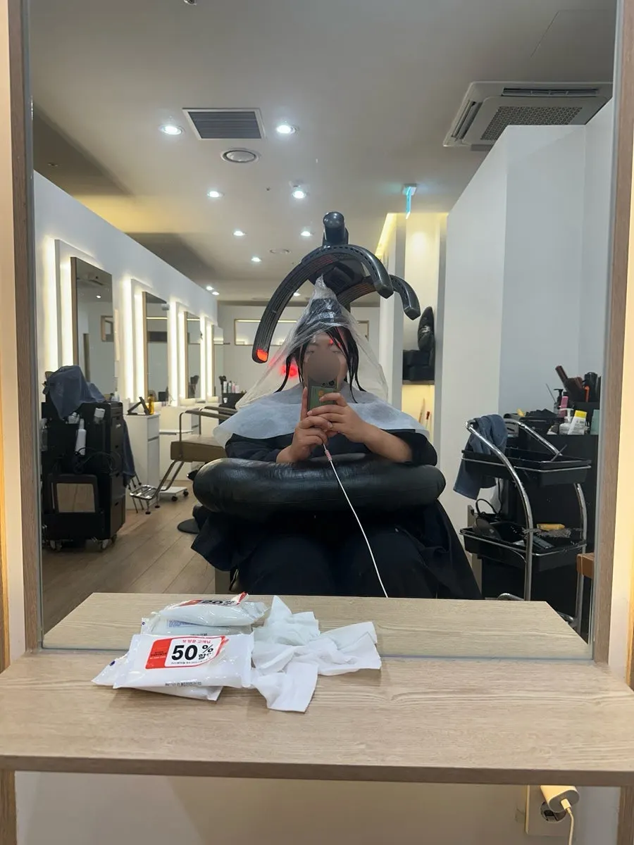 Waiting with a cushion and snacks during heat treatment