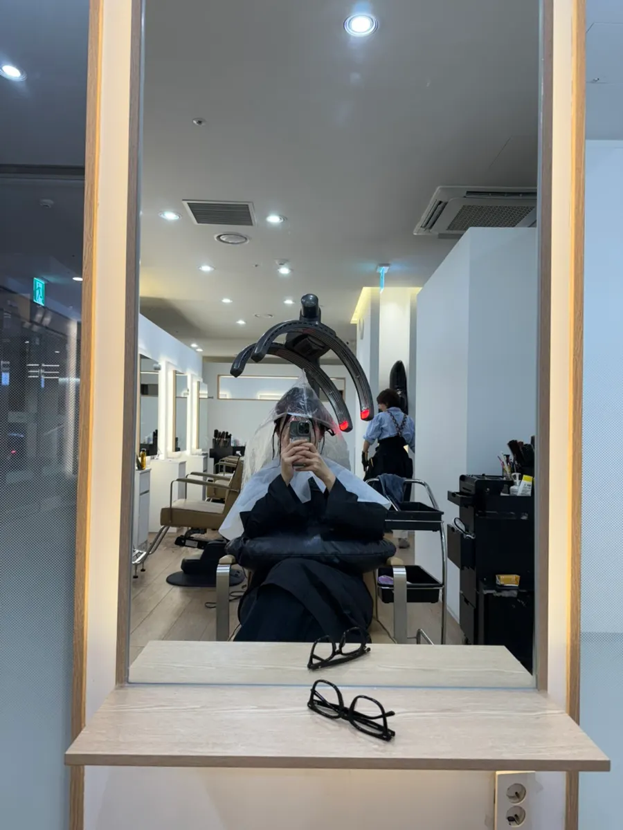 Waiting with the volume magic perm solution applied