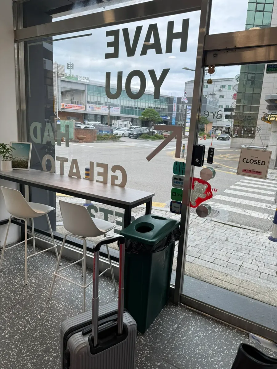 화이트톤에 빨간 의자를 둔 하이젤라또 매장 내부