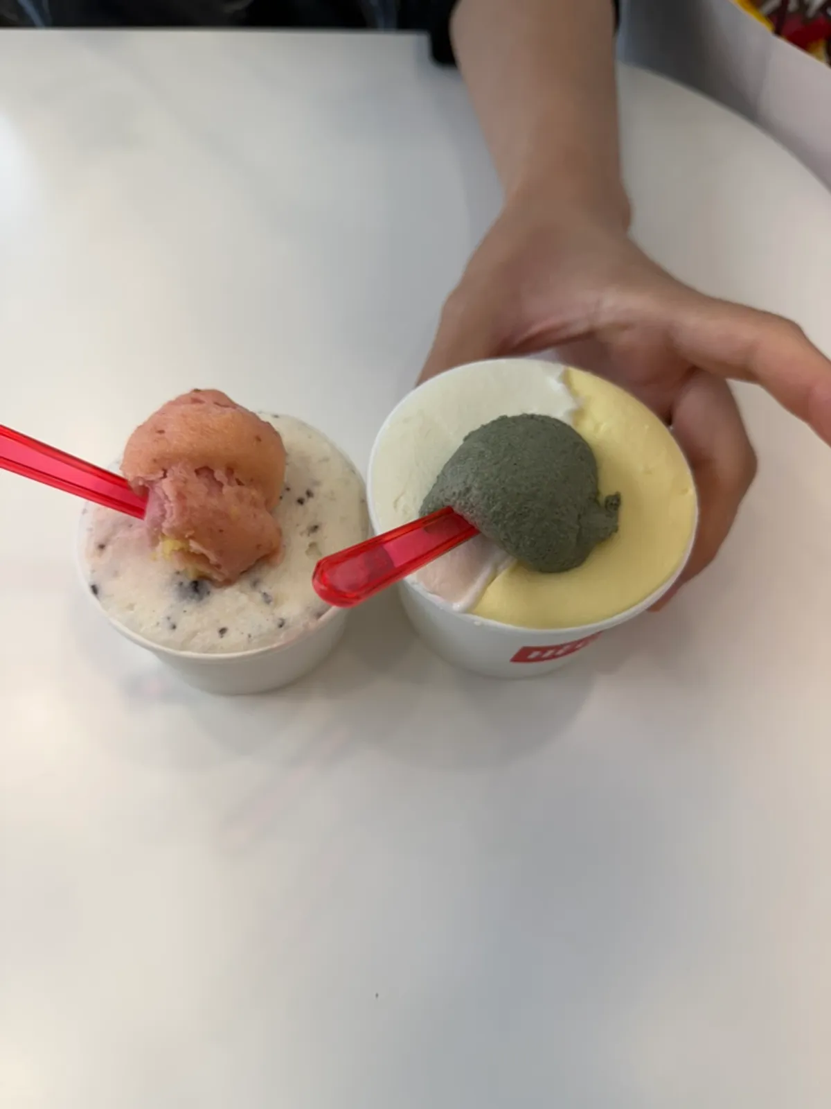 초콜릿 조각이 박힌 우유초코칩 젤라또 표면