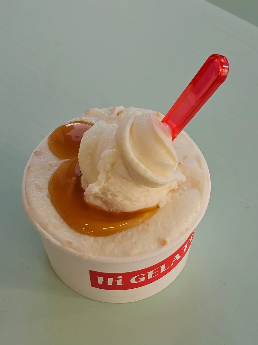 맛보기 한 스푼이 얹어진 젤라또 컵