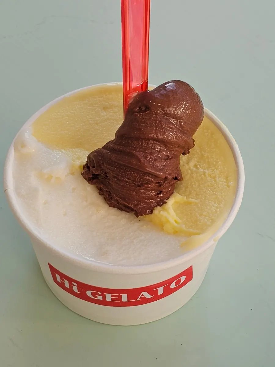카라멜 드리즐이 뿌려진 고메버터 브라운 치즈 작은 컵