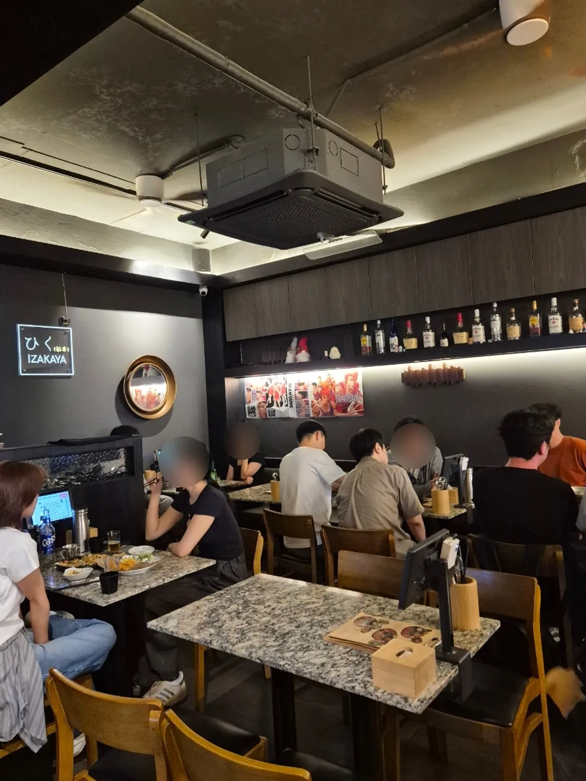 가게 외부에 크게 걸린 히쿠 메뉴판