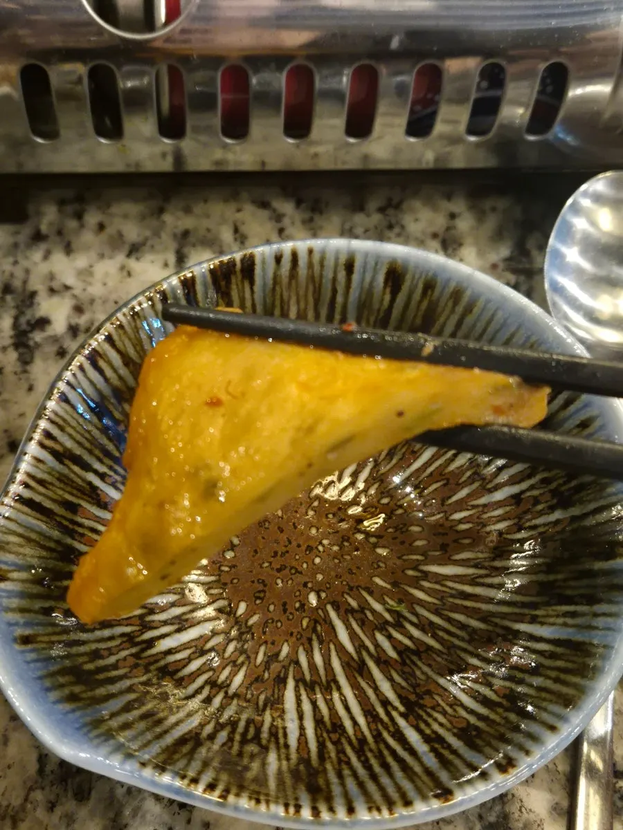 두 겹으로 꼬아진 두툼한 꼬치어묵