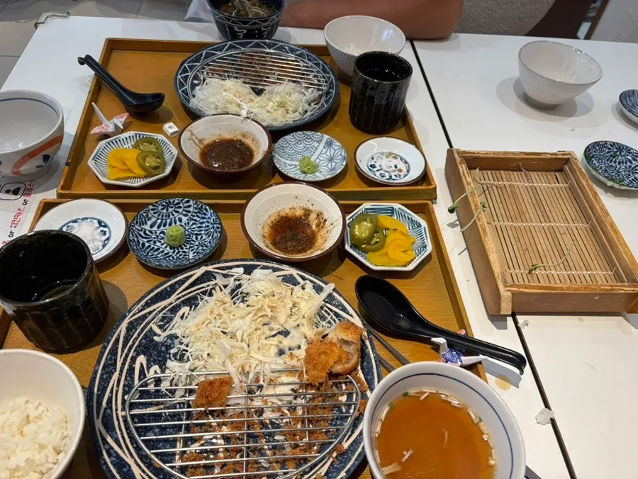 깨 소스에 찍은 두툼한 안심카츠 단면