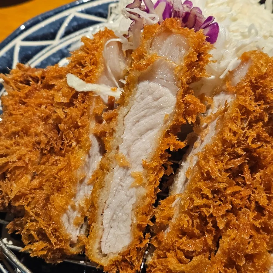 로스카츠 단면의 반투명한 지방 부분