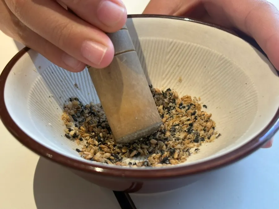 Chuẩn bị sốt tonkatsu bằng cách giã mè
