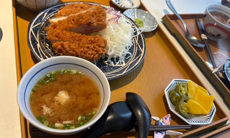 Roseu katsu set với lớp vỏ chiên giòn rụm