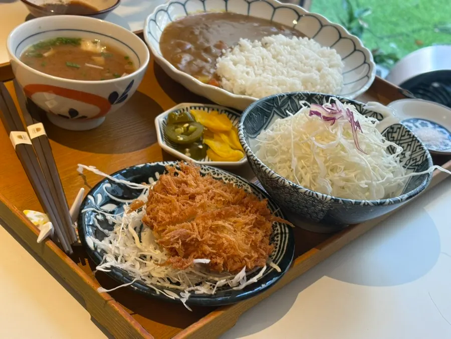 Một phần katsu curry set hơi cay nhẹ