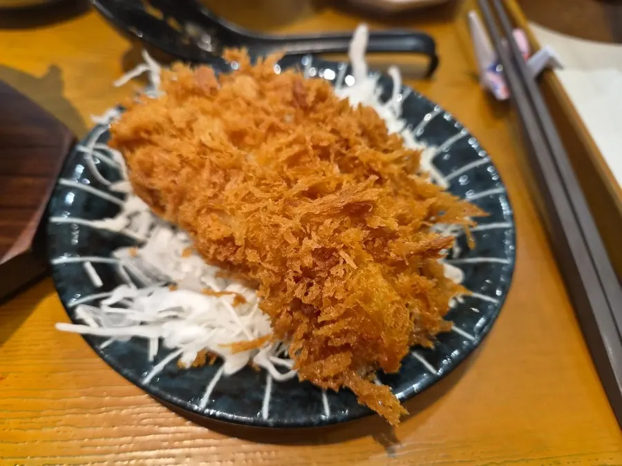 Cola diminum bersama set kimchi udon