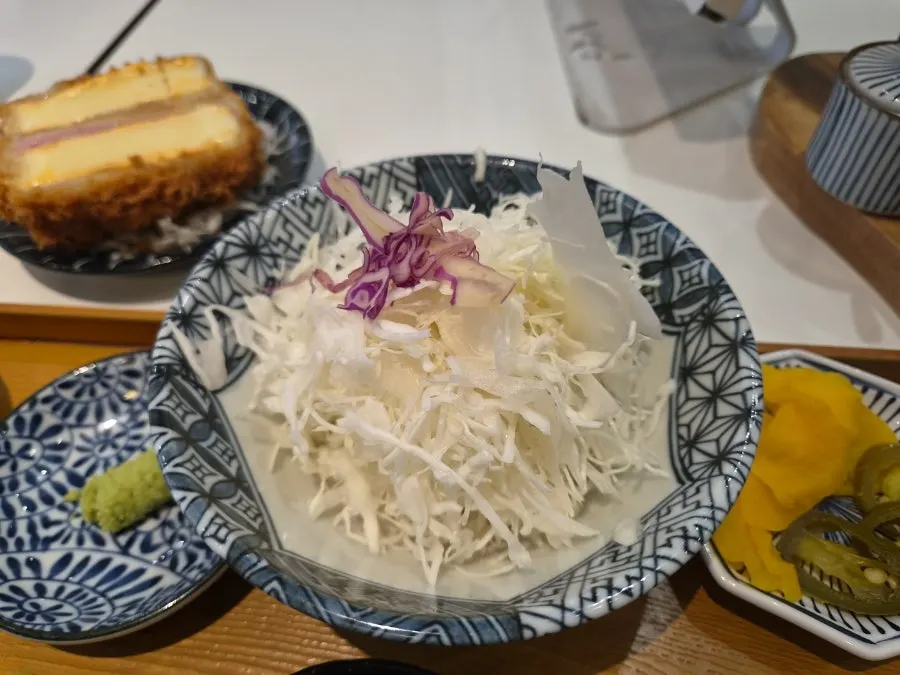 Tonkatsu tebal dicelup sos