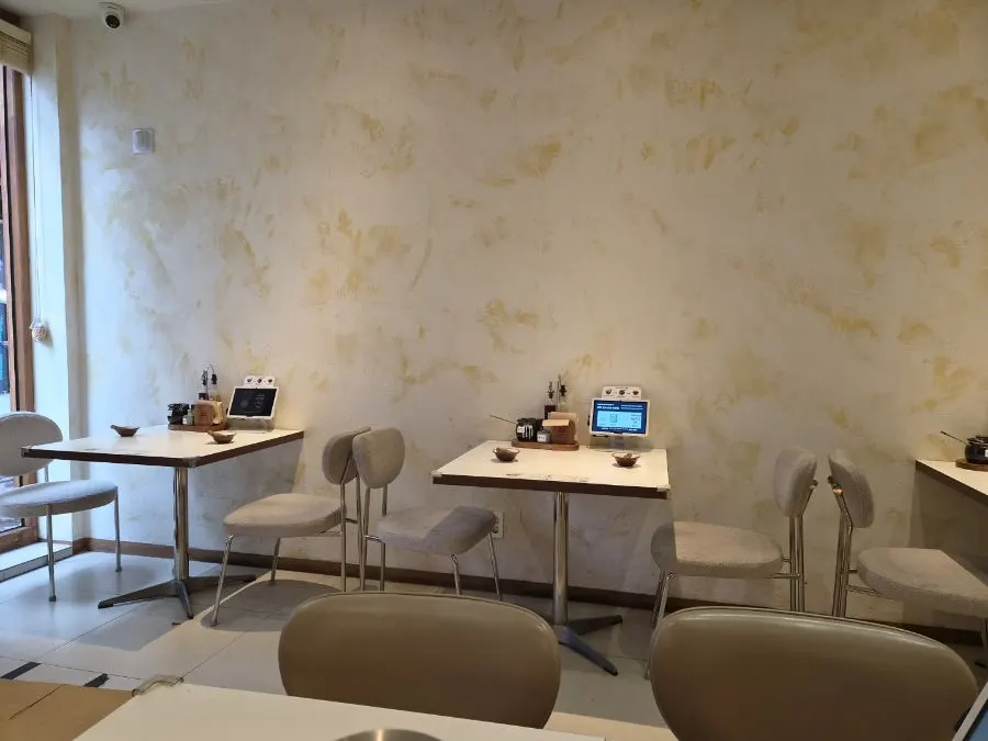 Suasana dalam Himawari yang selesa untuk makan sorang