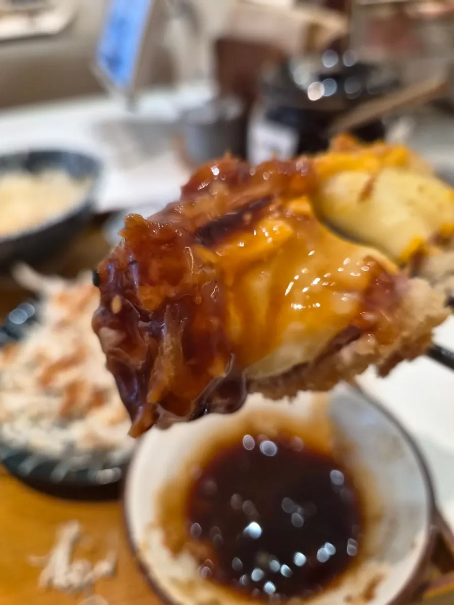 Ruang dalam yang cozy macam restoran rumah tangga Jepun