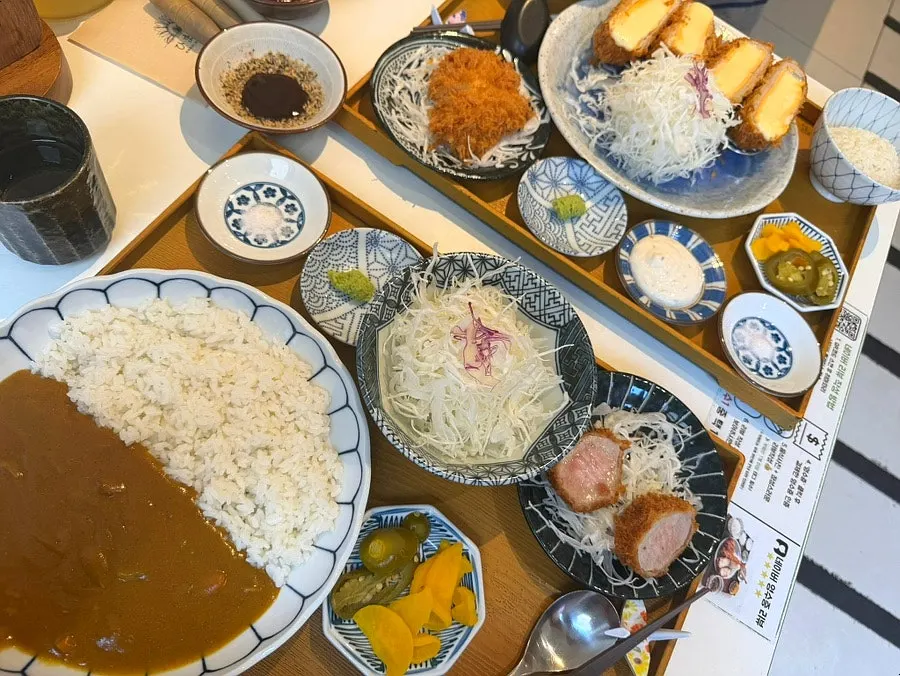 키츠카레 정식과 히마와리 모둠 C 한상차림