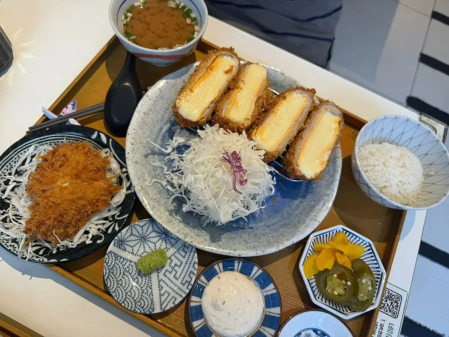 치즈가 가득 찬 두툼한 치즈카츠