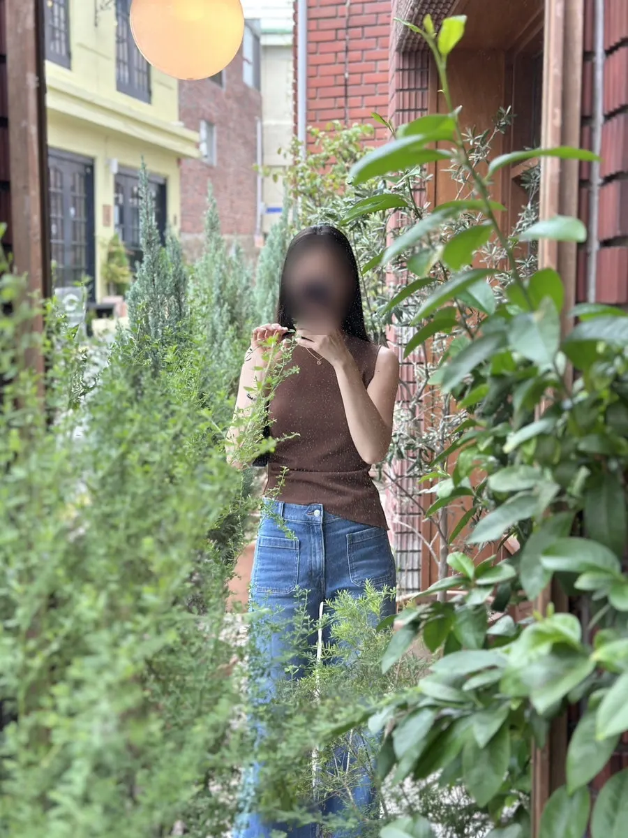 카페 곳곳에 배치된 싱그러운 식물 인테리어