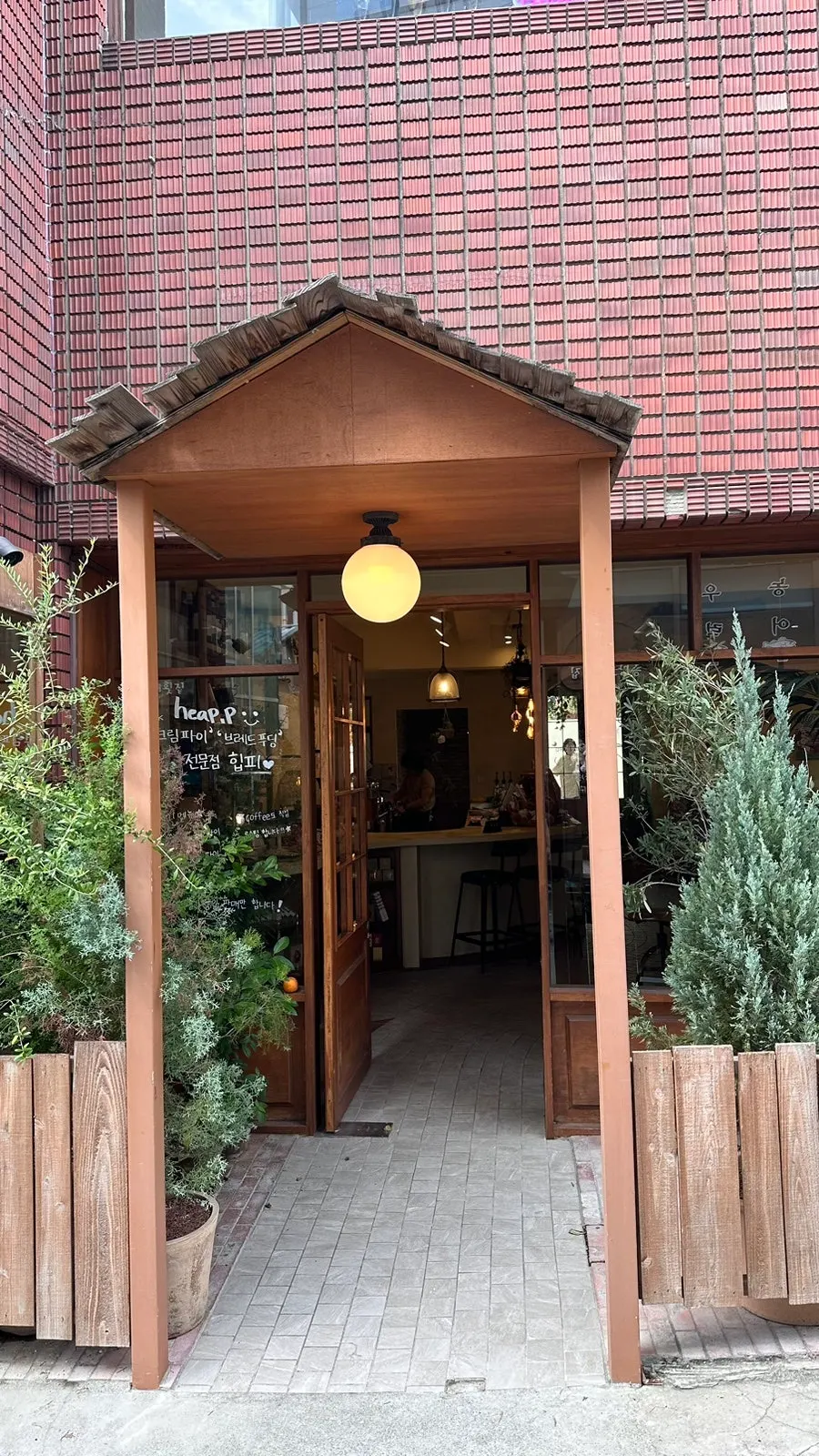 Hippy's space with plants and brick blending together