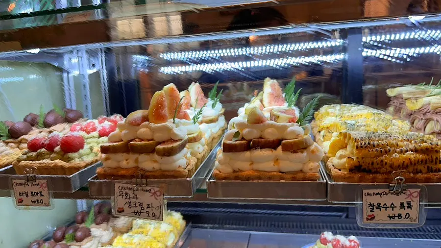 Hippy's dessert display area