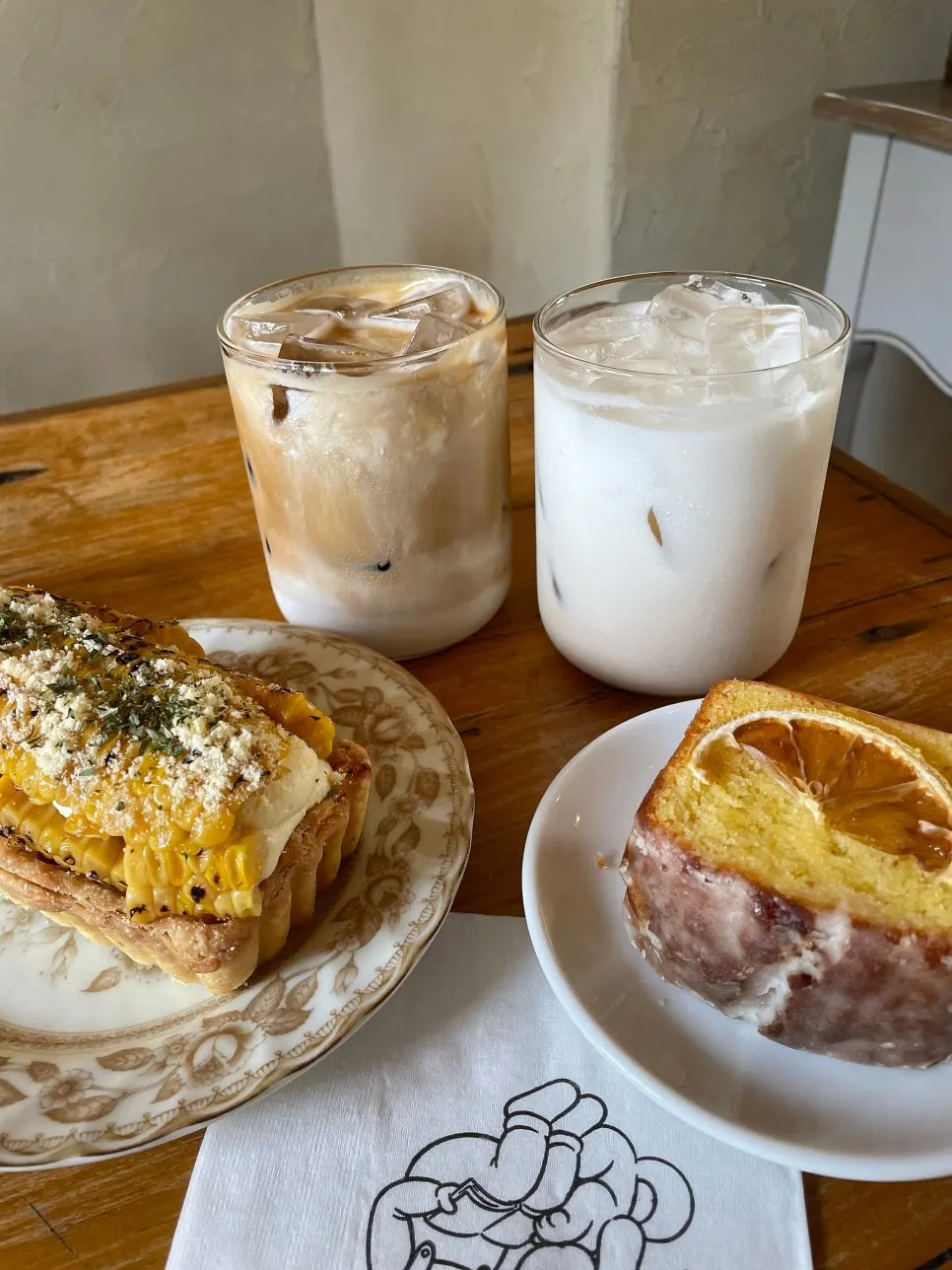 Iced milk tea paired with cream pie