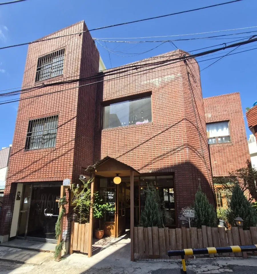 Exterior of Hippy, a Jeonpo café in a brick building