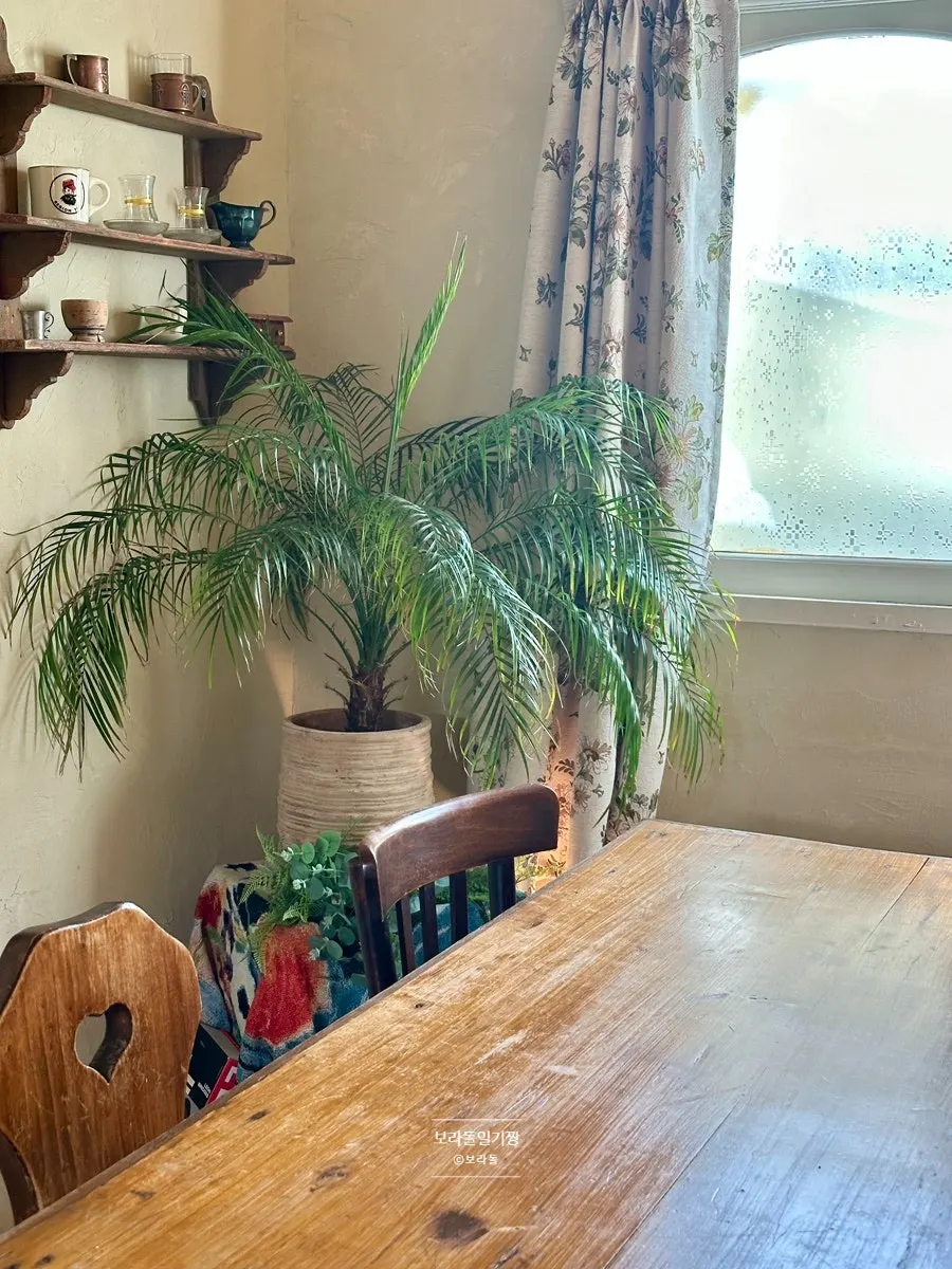 Hippy's reservation-only private hideout room