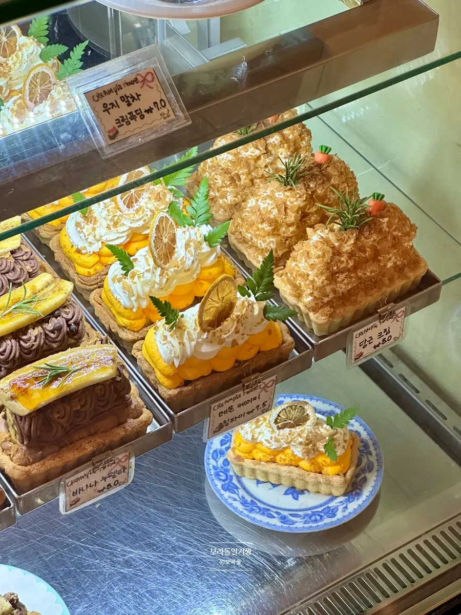 Hippy's pongshin roll cake displayed alongside cream pies