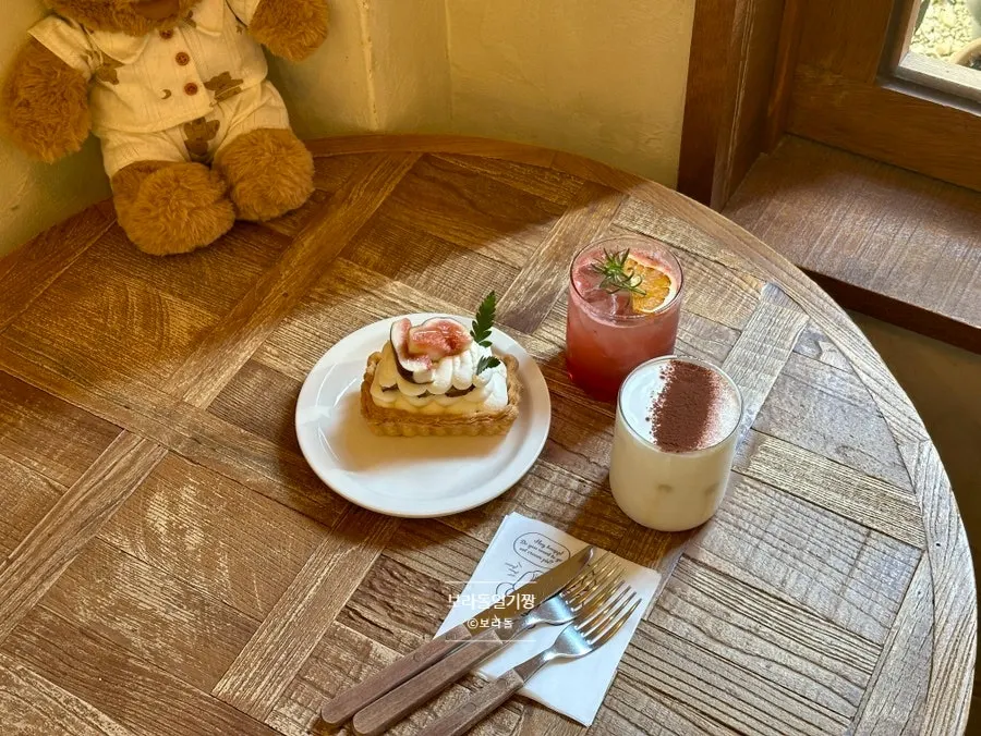 Table setting with fig cream pie, plum ade and Hippy latte