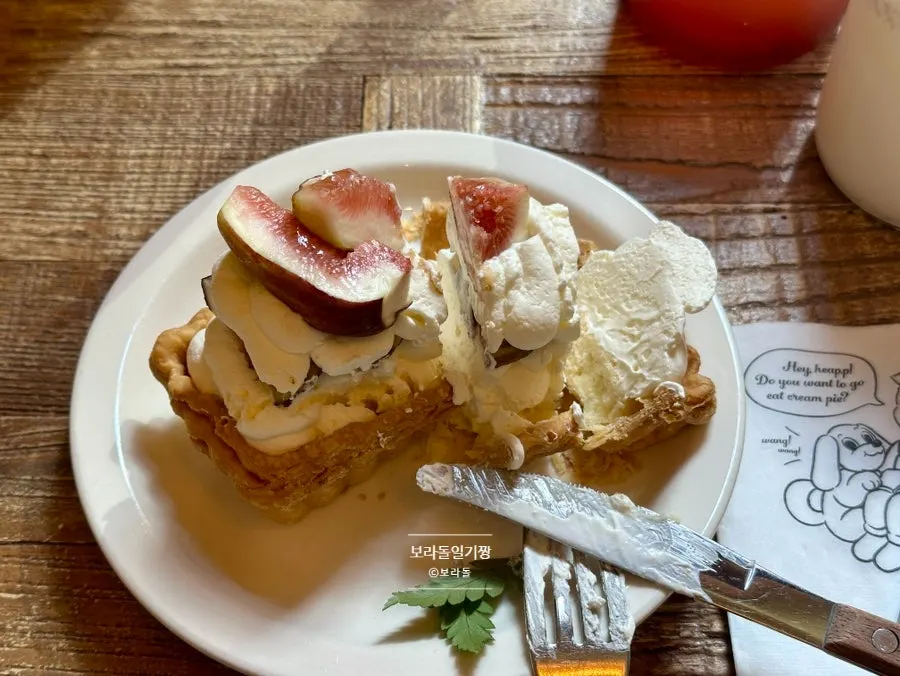 Fig cream pie sliced to show its cross-section