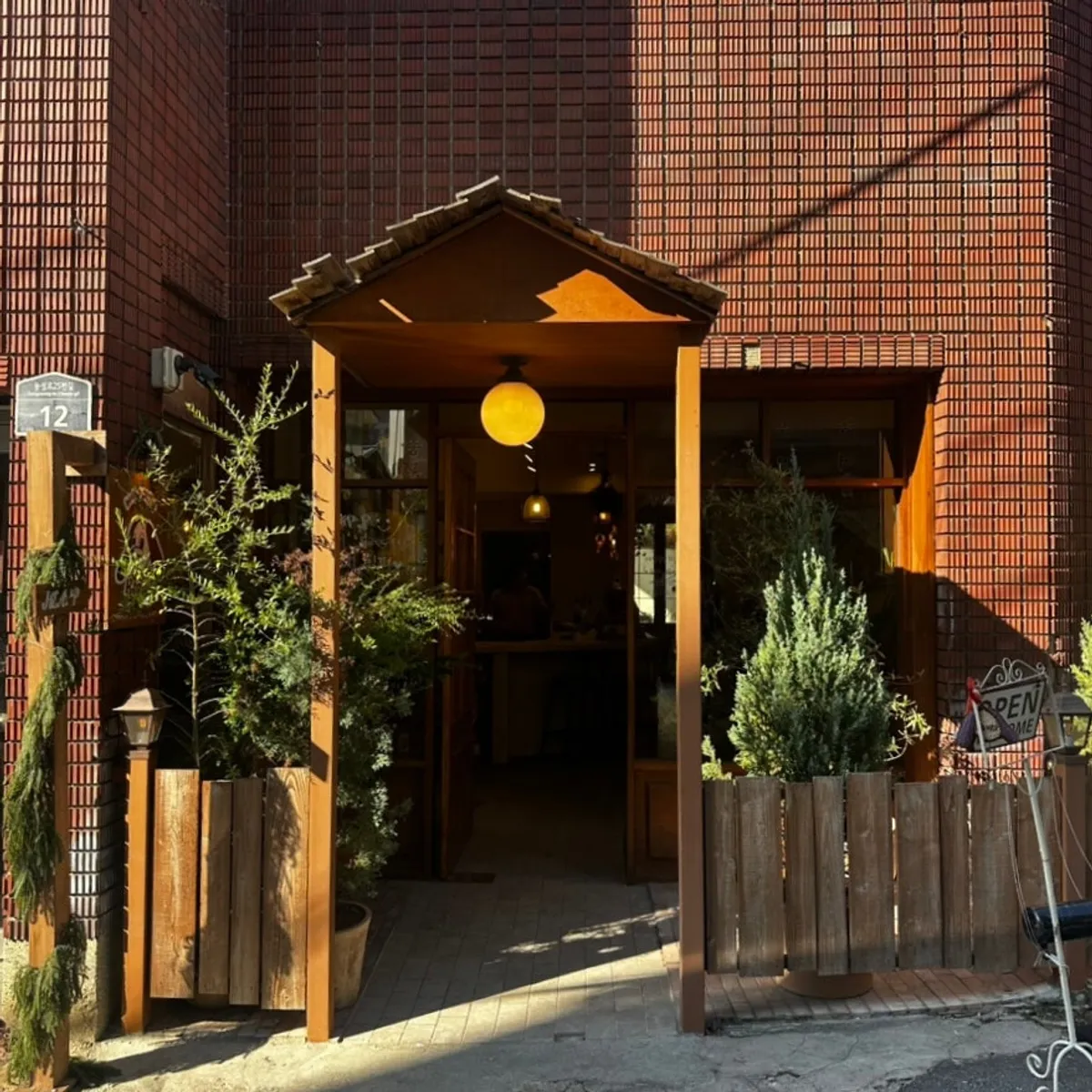 Red brick exterior of Jeonpo café Hippy