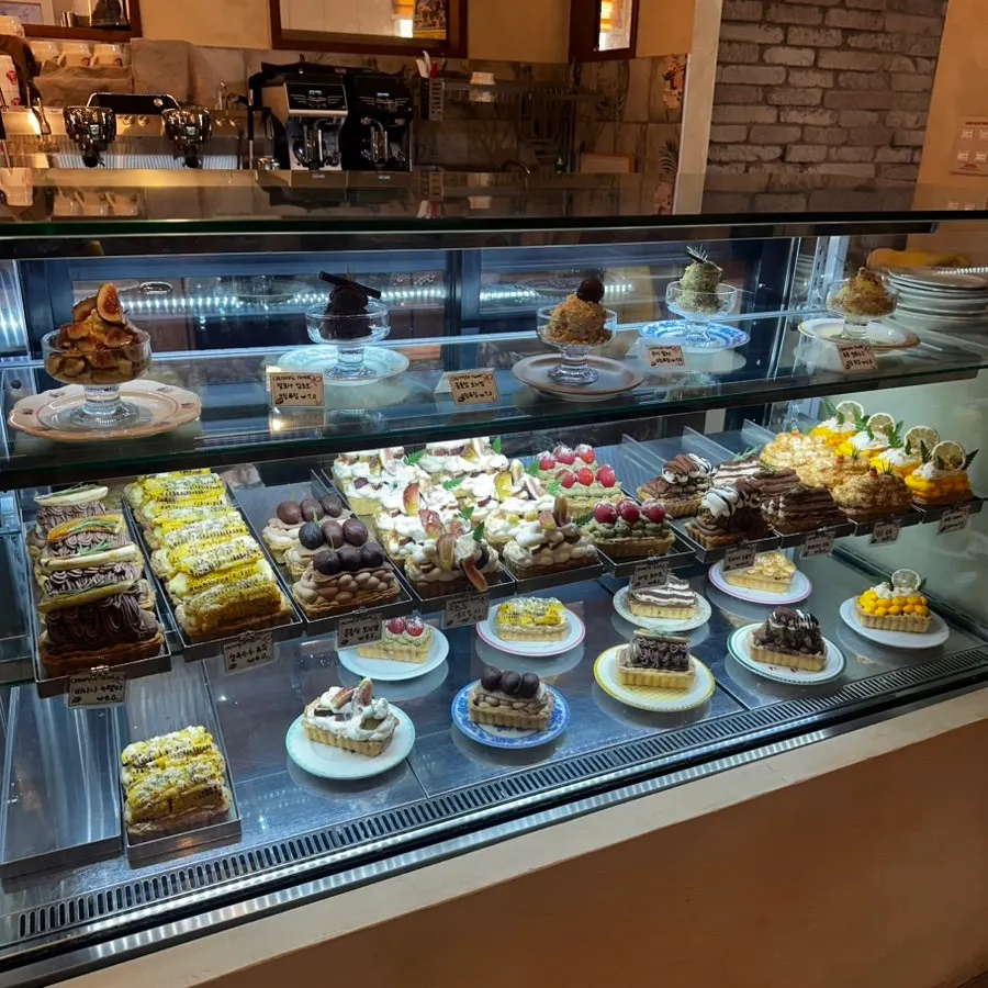 Hippy's cream pie display case