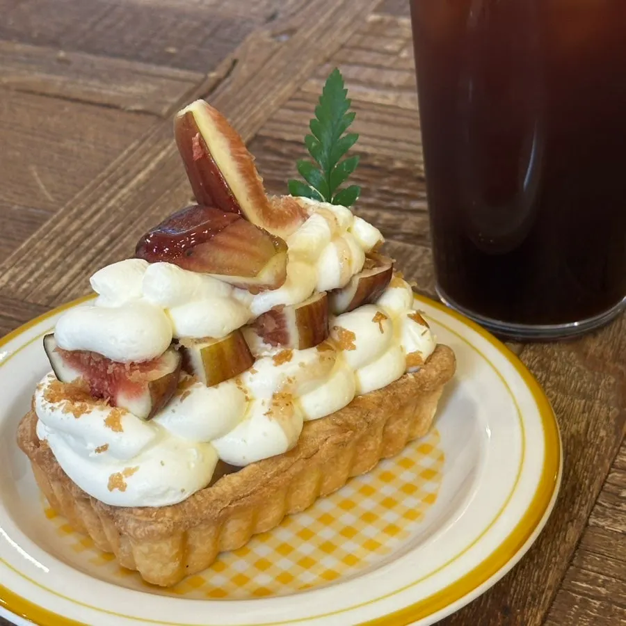Hippy's fig cream pudding pie and iced americano