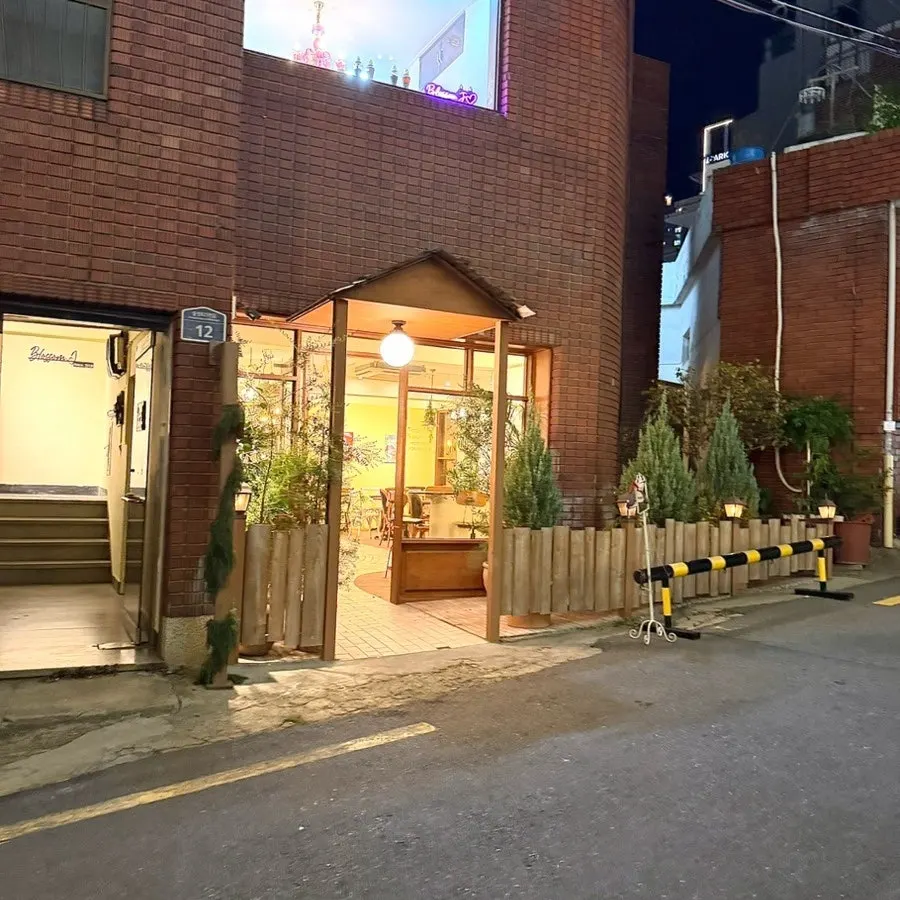 Hippy's exterior and signboard