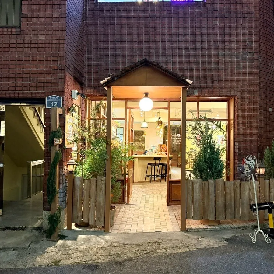 Hippy's entrance decorated with European vibes