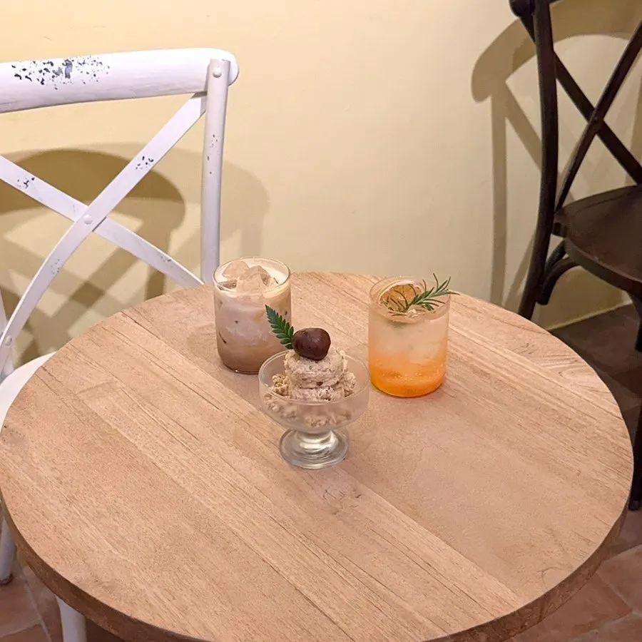 Vanilla latte, peach ade and Mont Blanc chestnut cream pudding on the table
